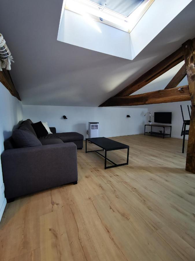 Appartement Neuf Climatise Sous Les Toits La Roche-Chalais Eksteriør bilde